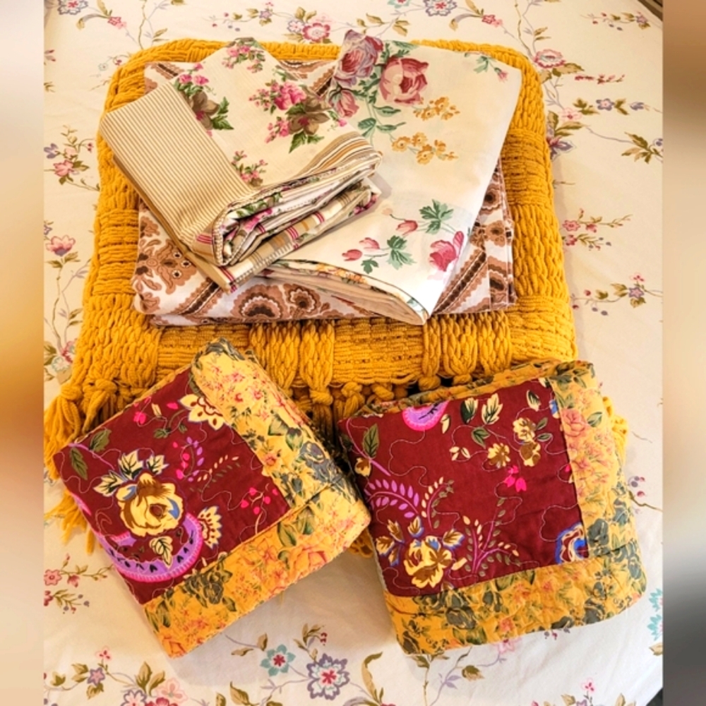 SOLD - VINTAGE Queen Sz 7pc Bedding Set - Picture 14 of 15